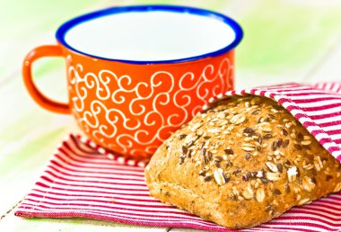 kubek mleko i chleb na serwetki