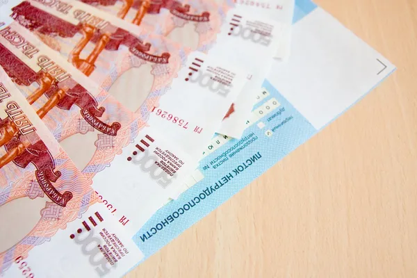 Russische geld en ziek certificaat — Stockfoto