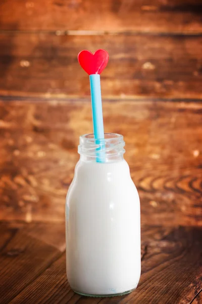 Bottiglia di latte con cuore — Foto Stock