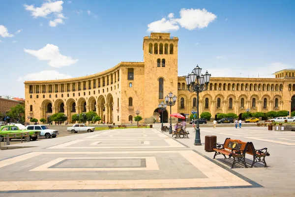 Armenia czerwiec, 24: placu Republiki i Ministerstwo spraw zagranicznych Armenii czerwca 24,2012. budynek położony jest w centrum Erewania. został wzniesiony w latach 40. XX wieku — Zdjęcie stockowe