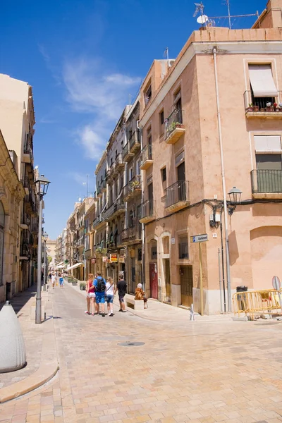 TARRAGONA, SPAIN - JUNE 29: Tourists walk in mediterranean town on June 29, 2013 in Tarragona, Spain. — Stock Photo, Image