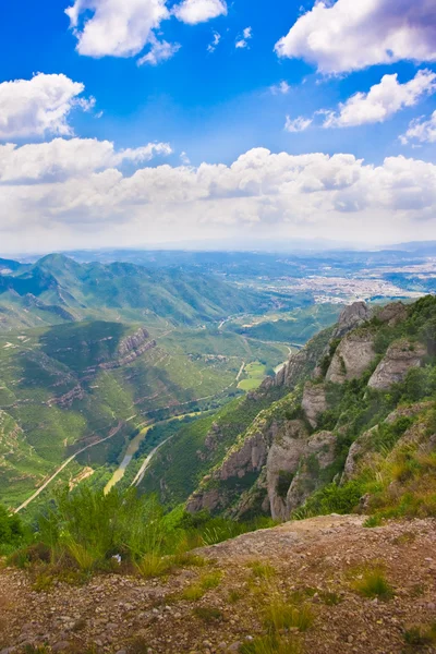 Vista del valle desde el monasterio de Montserrat, Cataluña, España. Altura de unos 1000 m sobre el nivel del mar —  Fotos de Stock