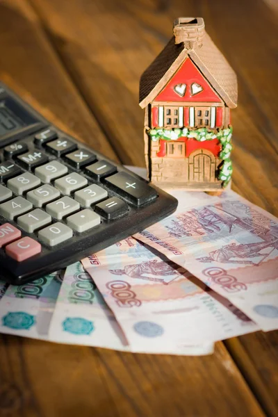 Hus med miniräknare och ryska pengar Stockfoto