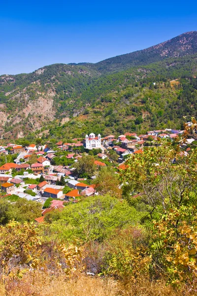 Mountain Village Pedoulas, Cipro. Vista sui tetti di case, montagne e grande chiesa di Santa Croce — Foto Stock