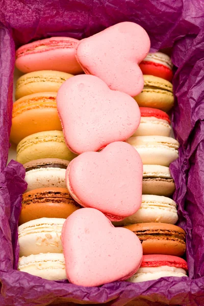 Macarons colorés français avec des cœurs en boîte — Photo