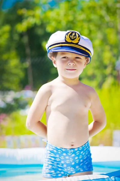 Мальчик в матросской кепке в бассейне — стоковое фото