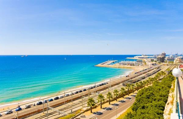 Veduta della costa Tarragona: mare, ferrovia e petrolchimica — Foto Stock