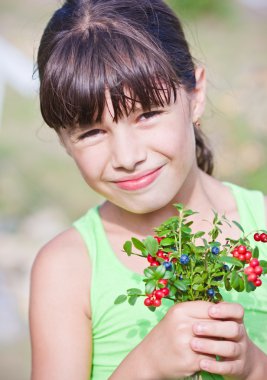 buket, yaban mersini ve İsveç kirazı ile kız