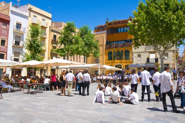 TARRAGONA,SPAIN - JUNE 29:School band perform at Plaza del Rei against Museo Nacional Arqueologico on June 29,2013 in Tarragona,Spain — Stock Photo, Image