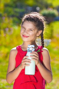 şişe süt ile gülümseyen kız