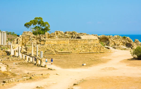 SALAMIS, CIPRO DEL NORD - 28 AGOSTO: Rovine dell'antico teatro nella città di Salamina, Cipriano del Nord il 28 agosto 2013 a Salamina, Repubblica Turca. Antica citta '-stato. Fondata nel XI secolo a.C. — Foto Stock