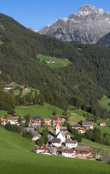 Aldeia de montanha de "Ahornach" em Tirol do Sul, Itália — Fotografia de Stock