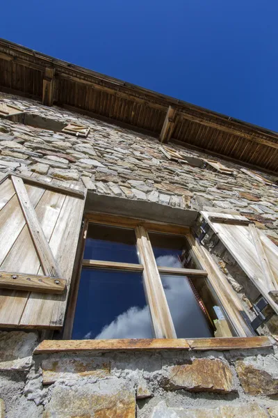 Fenêtre d'une cabane de montagne dans les Alpes italiennes — Photo