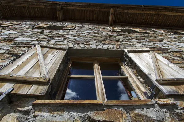 在意大利阿尔卑斯山小屋的窗口 — 图库照片