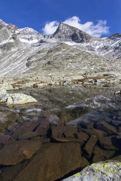 Caminhadas no outono nos alpes do norte da Itália — Fotografia de Stock