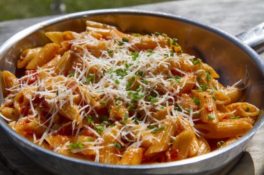 erişte jambon ve peynir bir tavada, İtalya