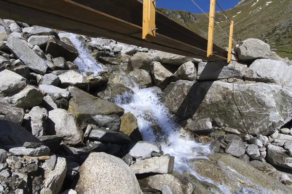 Kleine Brücke über einen Gebirgsbach in Italien — Stockfoto