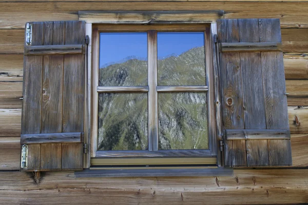 Okno typické horské chatě v Itálii, Evropa — Stock fotografie