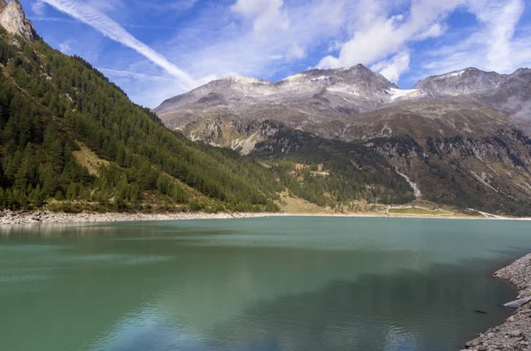 Serbatoio d'acqua Neves nelle montagne del nord Italia — Foto Stock