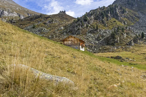 Cabana de montanha solitária nos alpes do norte da Itália — Fotografia de Stock
