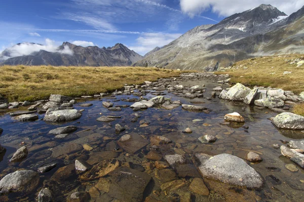 Sessiz dağ dere Kuzey İtalyan Alpleri
