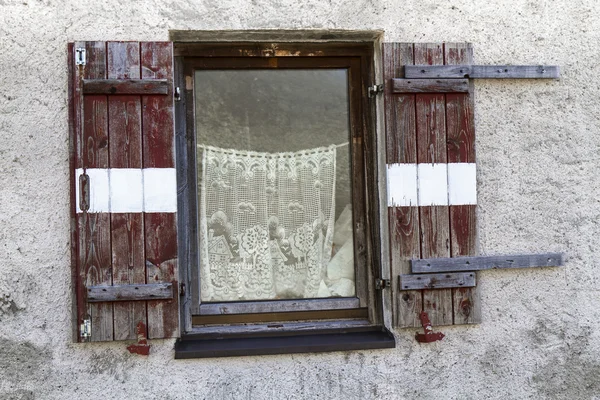 Velha janela de uma cabana de montanha no norte da Itália — Fotografia de Stock