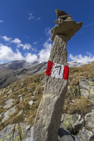 Tall stone marking a hiking trail in northern Italy — Stock Photo, Image