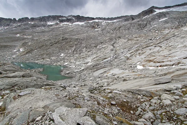 Pequeno lago de montanha no norte dos alpes italianos — Fotografia de Stock