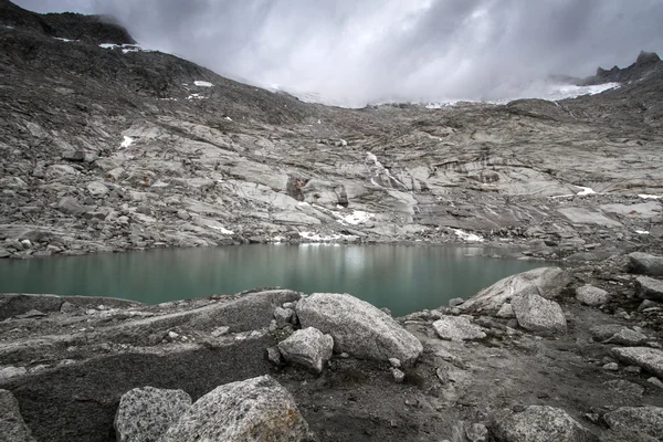 Malé horské jezero v severní Italské Alpy — Stock fotografie