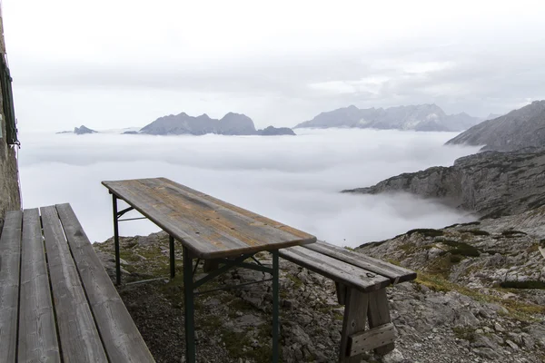 Ruhebank über den Wolken — Stockfoto