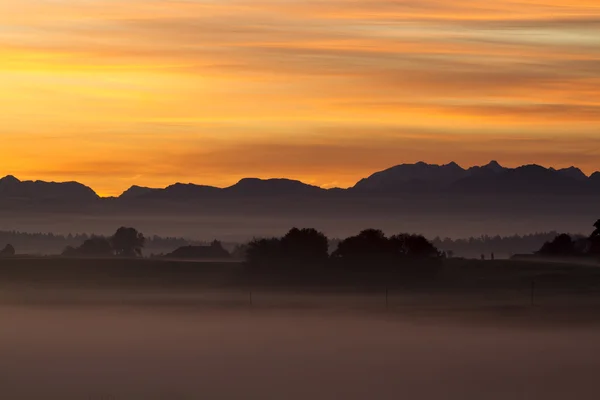 Nascer do sol sobre os alpes da Baviera, Alemanha — Fotografia de Stock