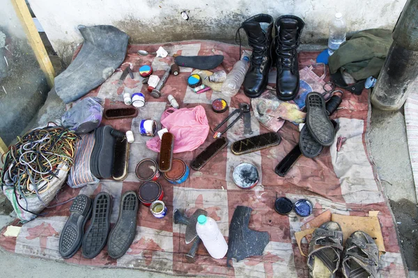 Scarpa shiners sul posto di lavoro in una strada indiana — Foto Stock