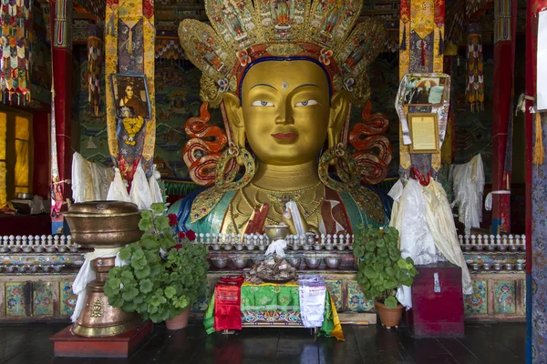 Estátua de Buda grande dentro de um templo, Ladakh, Índia — Fotografia de Stock