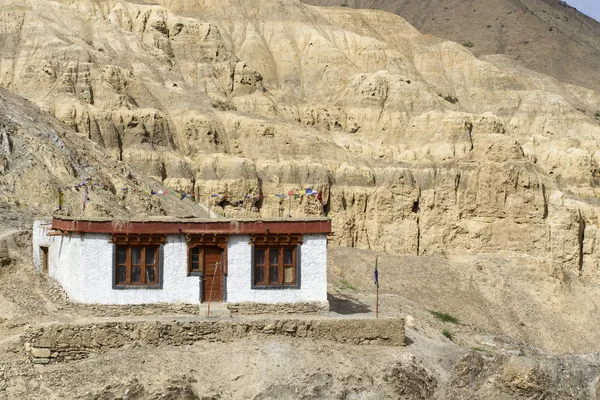 Klein huisje in de bergen van ladakh, india — Stockfoto