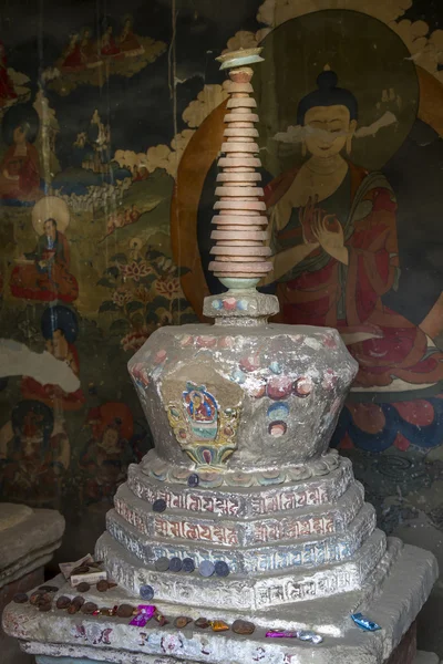 Stupa simple à l'intérieur d'un monastère au Ladakh, Inde — Photo