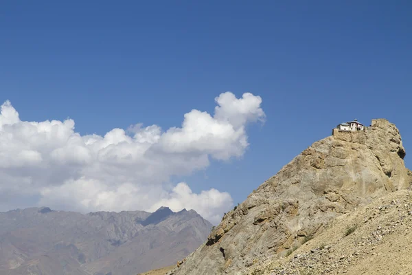 Klostret ovanför byn mulbekh, ladakh, Indien — Stockfoto