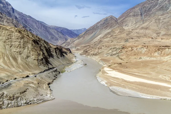 लडाख, भारत मधील झंस्कार आणि सिंधू नद्या — स्टॉक फोटो, इमेज