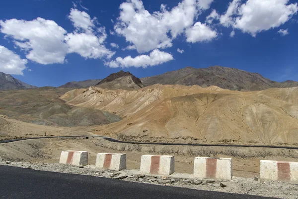 Paisagem montanhosa cênica em Ladakh, Índia — Fotografia de Stock