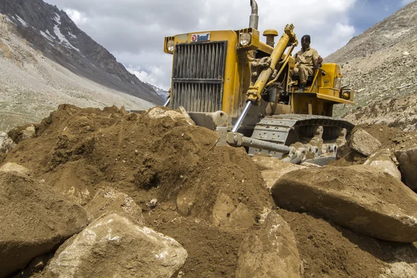 Excavator moving rocks in Ladakh, India — Stock Photo, Image