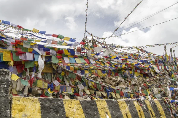 Bandeiras de oração tibetana em Ladakh, Índia — Fotografia de Stock