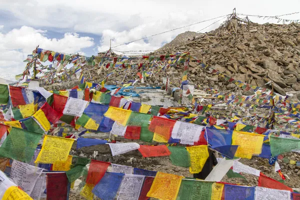 Drapeaux de prière tibétains en Ladakh, Inde — Photo