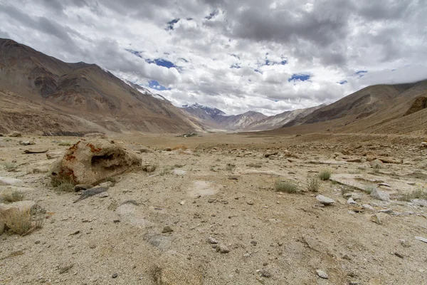 Malowniczy górski krajobraz w ladakh, Indie — Zdjęcie stockowe