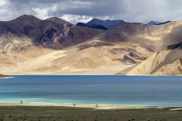 Lake pangong, Hindistan, yaz aylarında Ladakh peyzaj — Stok fotoğraf