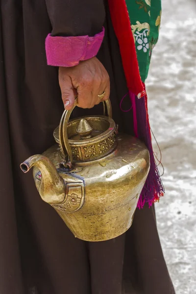 Ladhaki mulher carrega um pote de chá, Ladakh, Indien — Fotografia de Stock