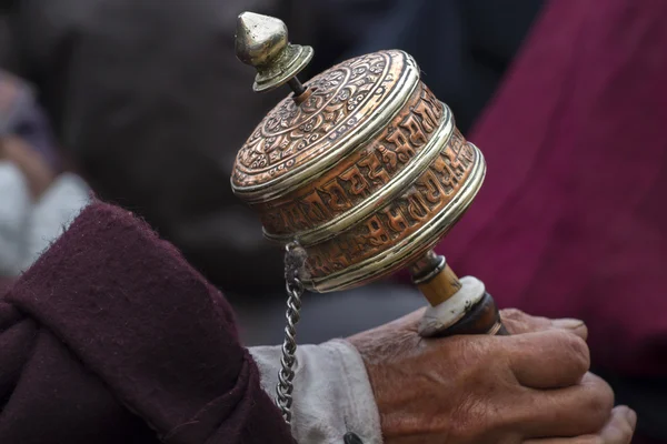 Ladakhi sosteniendo la rueda de oración budista, Ladakh, India — Foto de Stock