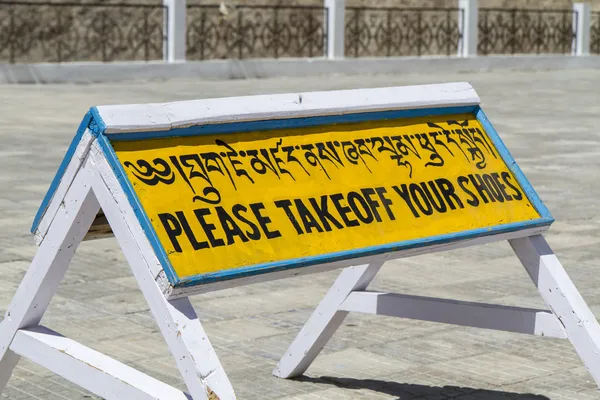 Firma pidiendo quitarse los zapatos en Shanti Stupa, Ladakh —  Fotos de Stock