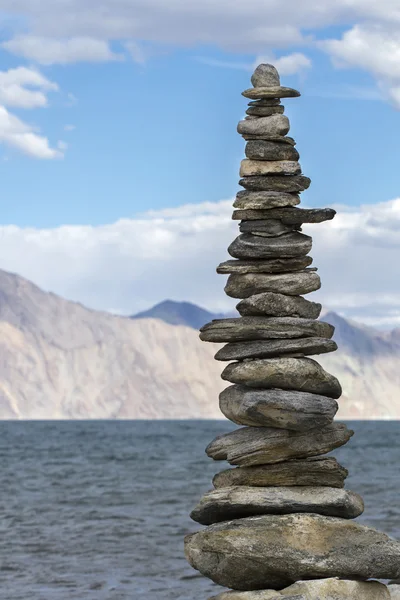 Montón de piedras balanceándose sobre un fondo de lago —  Fotos de Stock