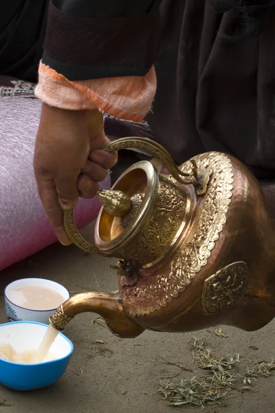 Ladhaki жінка, яка виступає чай з молоком, Ладакх, Індія — стокове фото
