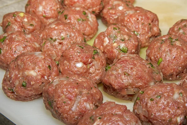 Albóndigas sin cocer en un plato — Foto de Stock