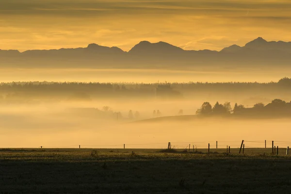 Wschód słońca nad Alpami, Bawaria, Niemcy, jesienią — Zdjęcie stockowe